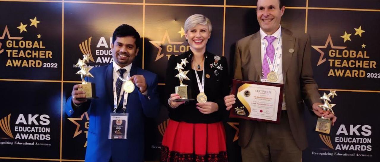 El profesor Javier Redondas, a la derecha, recogiendo el Global Teacher Award entregado en la India junto a otros galardonados. | Reproducción de Alicia García-Ovies