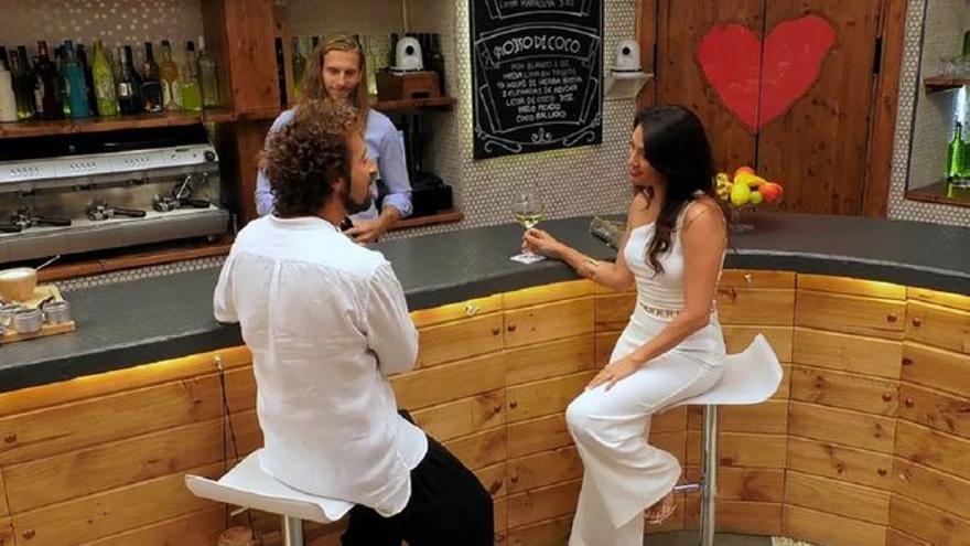 Una soltera de First Dates se queda bloqueada en directo tras el abrazo de su cita |