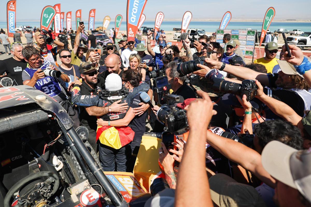 La piloto española Cristina Gutiérrez celebra con su equipo la victoria en el Rally Dakar 2024.