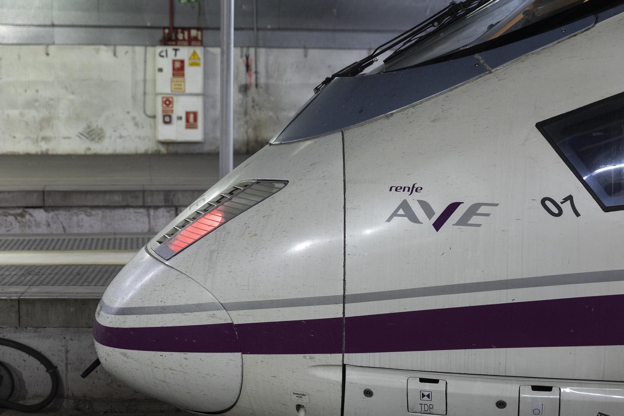 Barcelona 15/02/2023 Tema sobre el 15 aniversario del tren de alta velocidad AVE Barcelona - Madrid En la foto tren de alta velocidad AVE en la Estació de Sants FOTO de FERRAN NADEU