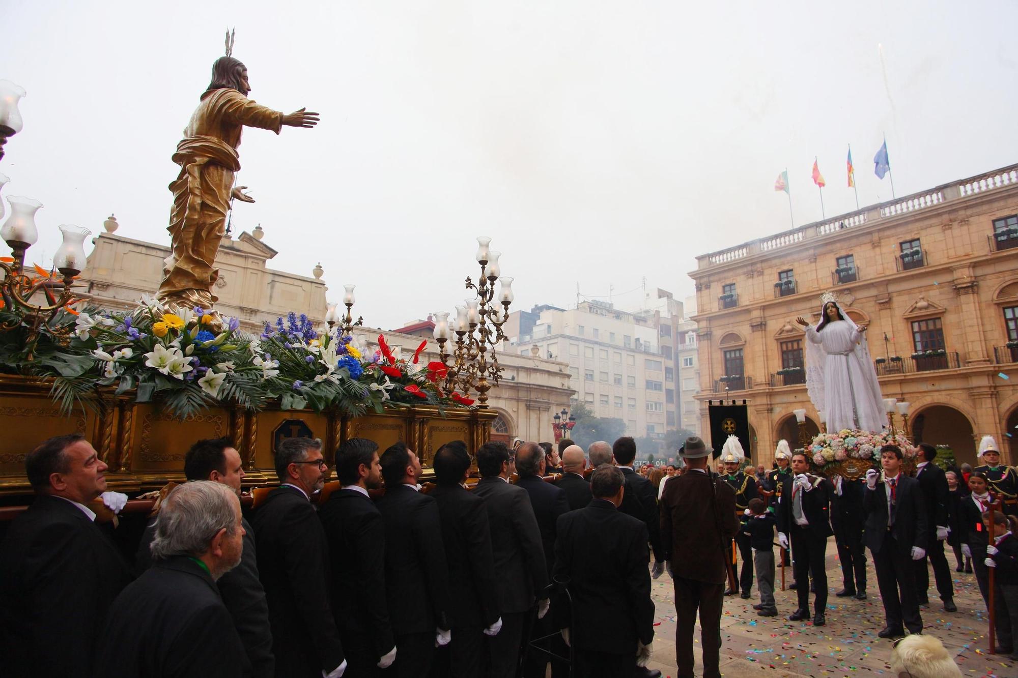 Emocionante procesión del Encuentro en Castelló en la mañana del Domingo de Resurrección