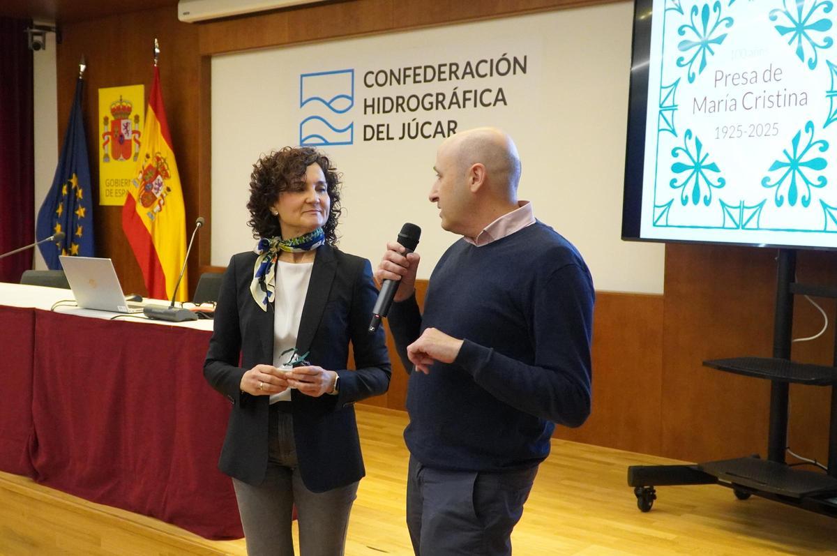 La ingeniera de la presa y el presidente de la CHJ, Miguel Polo.