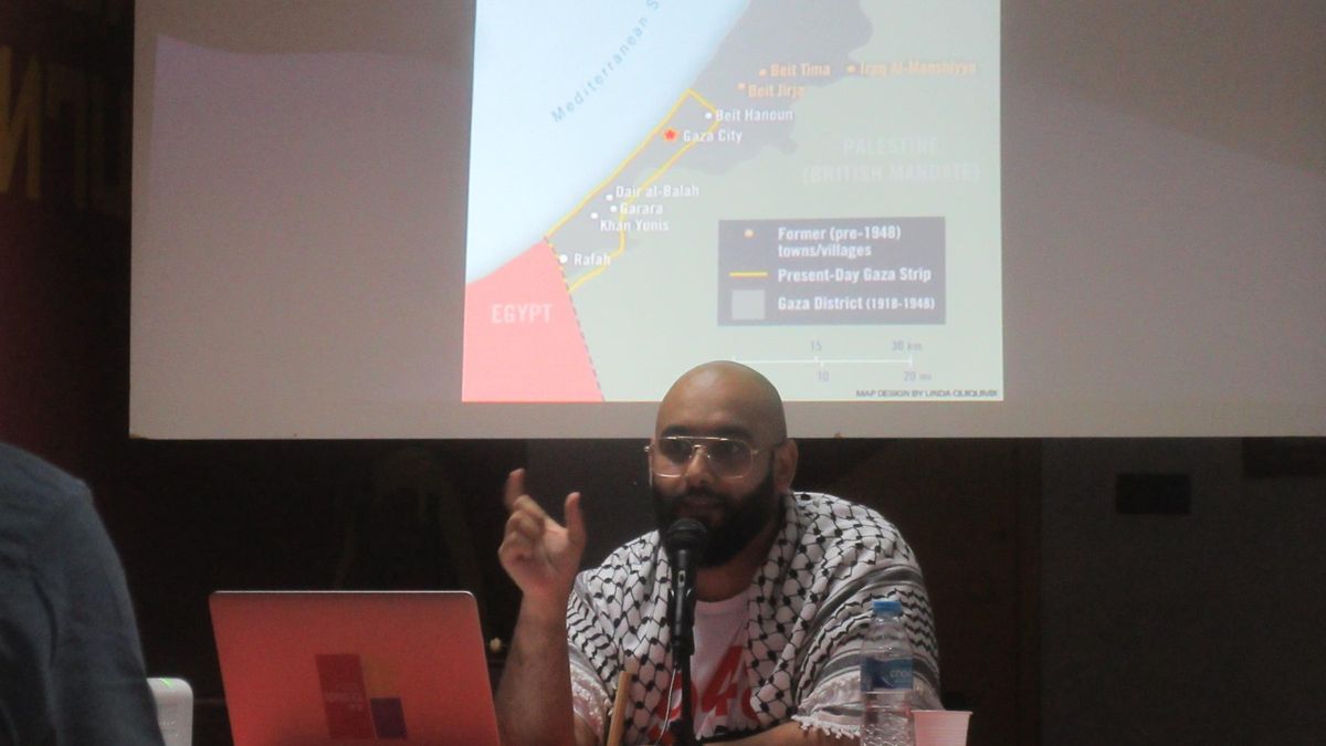 El ponente muestra un mapa sobre las diversas extensiones de la región de Gaza.