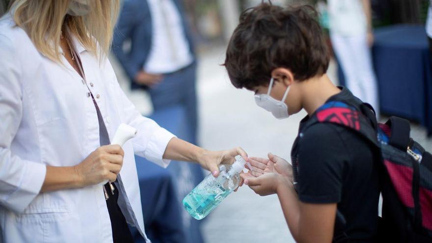 Alicante detecta familias que llevan a sus hijos al colegio pese a saber que son positivos