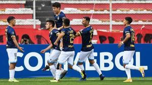 Los jugadores del Magallanes celebran un gol.