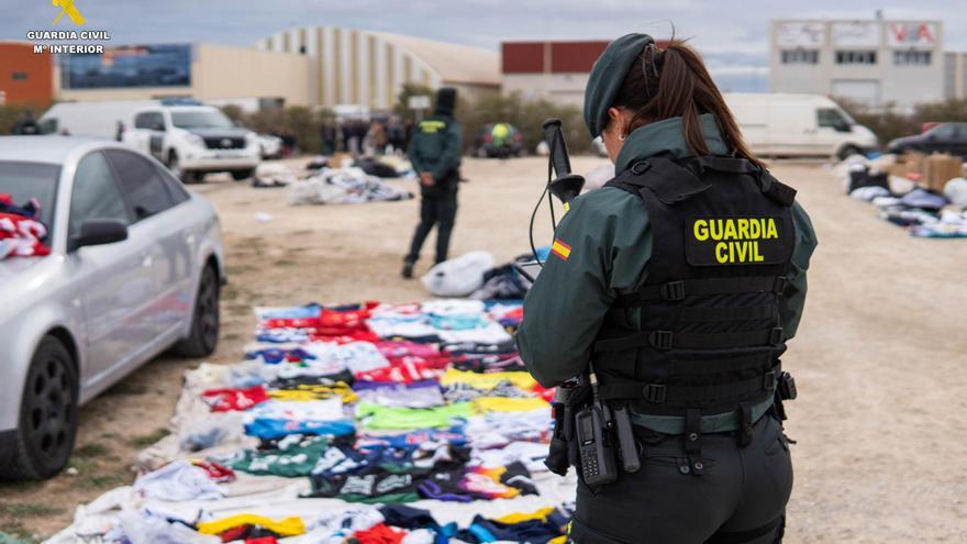 Confiscan miles de prendas falsificadas que se vendían en el mercadillo de Benaguasil