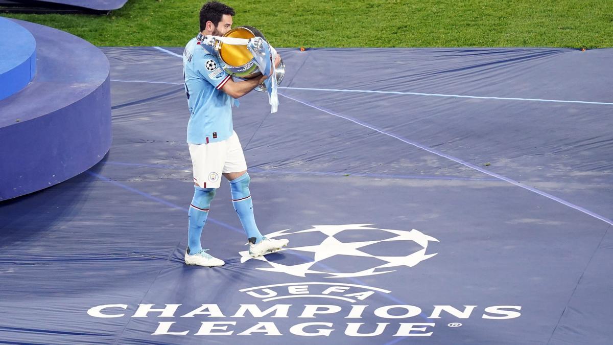 Ilkay Gündogan lleva la copa hacia el reencuentro con sus compañeros en el podio.