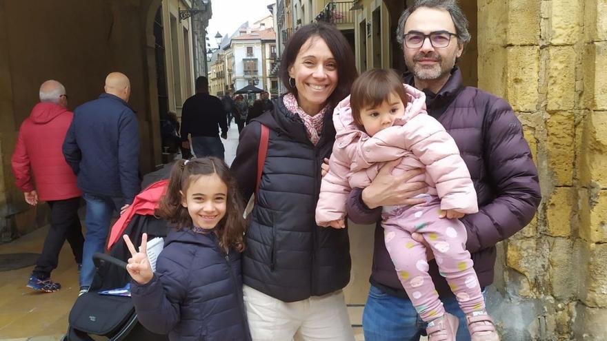 Los salmantinos Mónica Santos y José Saura, con sus hijas, Lola y Lucía, en brazos, en el Ayuntamiento. | O. L.