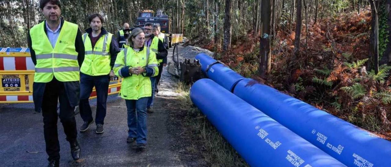 El alcalde de Arteixo, Arteixo, y la conselleira de Infraestruturas, Ethel Vázquez, durante una visita a las obras de la canalización que suministrará agua al polígono de Morás y al resto del municipio. |   // LA OPINIÓN