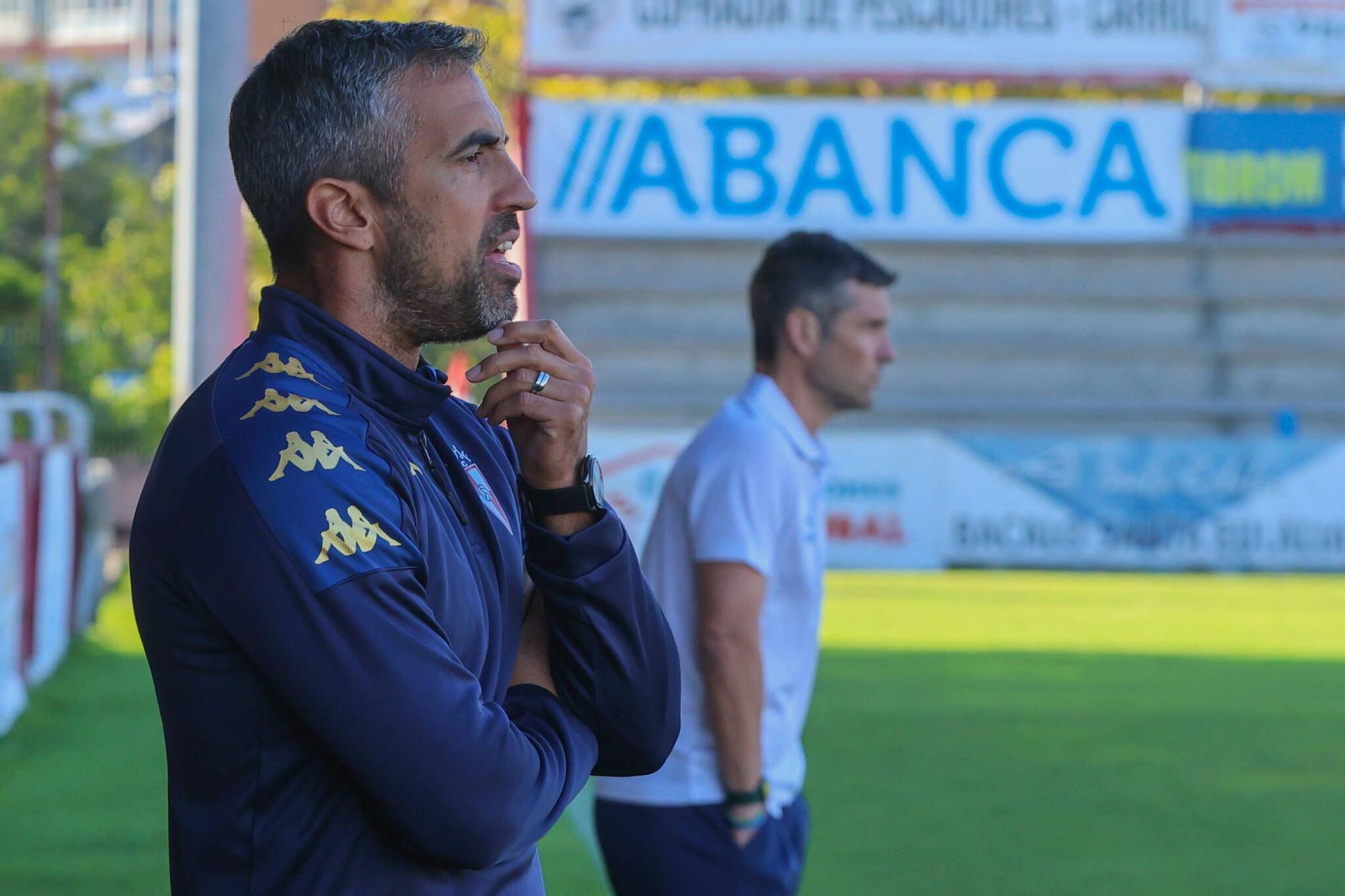 Las imágenes de la contundente victoria del Arosa al Barbadás (3-0)