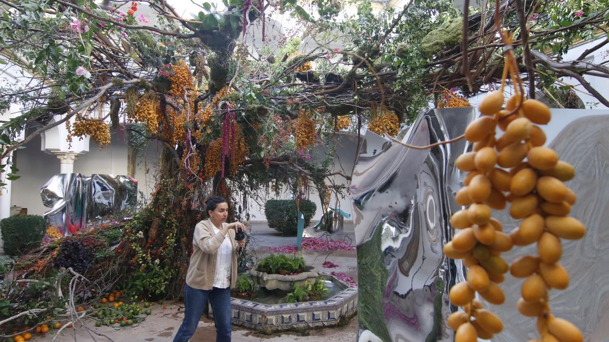 Instalación artística floral en el patio del Museo Arqueológico durante la edición de Flora 2021.