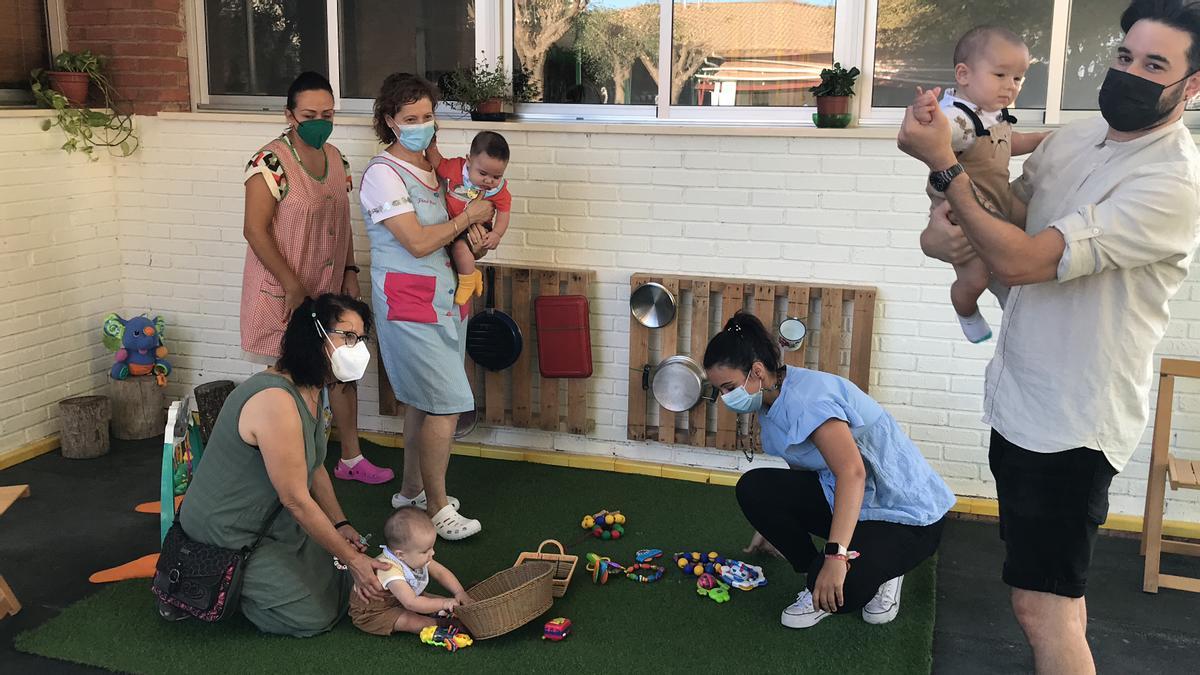 Los más pequeños también han acudido hoy con sus madres y padres a la escuela infantil de Pinoso.