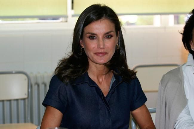Letizia Ortiz recupera su vestido vaquero de Carolina Herrera para comenzar el curso