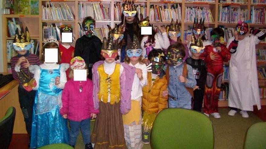 Niños en uno de los talleres de máscaras de Oleiros.