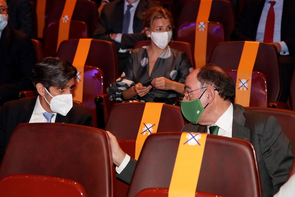 Los presidentes de Telefónica, José María Álvarez-Pallete (i), e Iberdrola, Ignacio Sánchez Galán (d), asisten a la presentación del documento 'España 2050', en el Museo Reina Sofía de Madrid, este 20 de mayo. Detrás, la vicepresidenta tercera del Gobierno, Yolanda Díaz. 