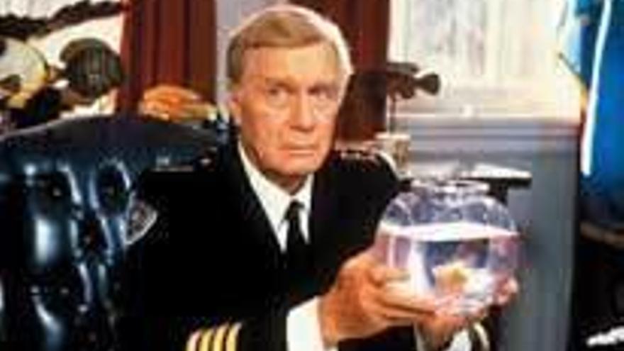 George Gaynes, como el comandante Lassard.