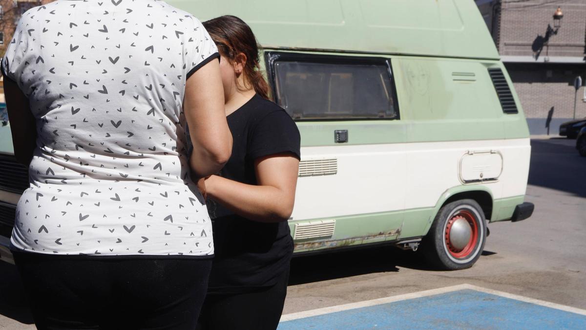 Un desahucio en Tavernes Blanques deja a una mujer con sus dos hijas viviendo en una caravana