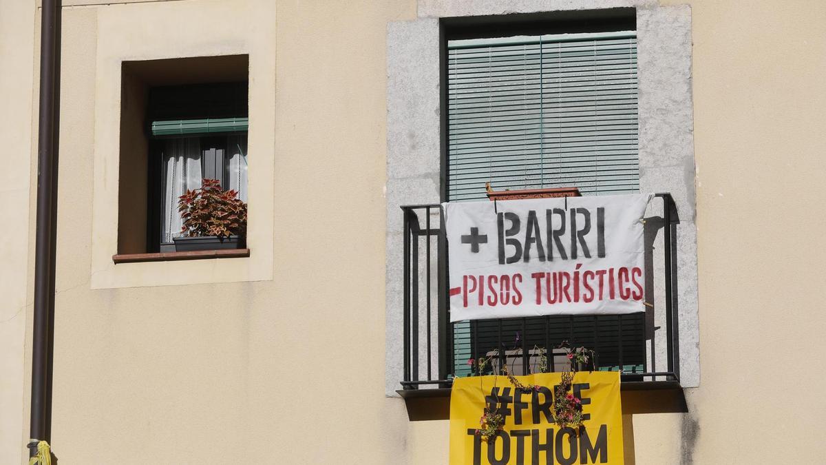 Una pancarta a Girona contra els habitatges d’ús turístic.