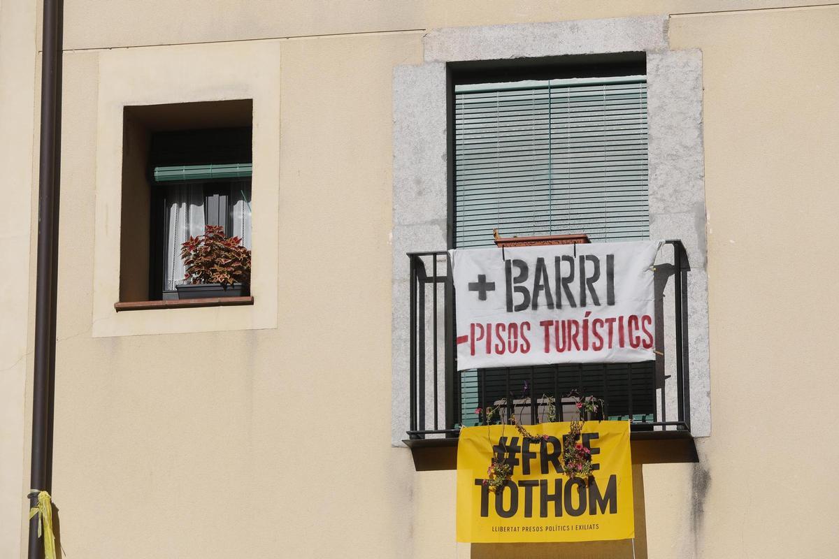 Una pancarta a Girona contra els habitatges d’ús turístic.