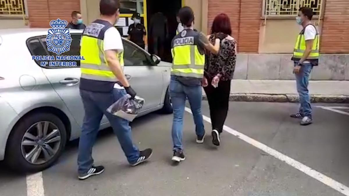 Imagen del momento de la detención de la mujer implicada en el crimen.