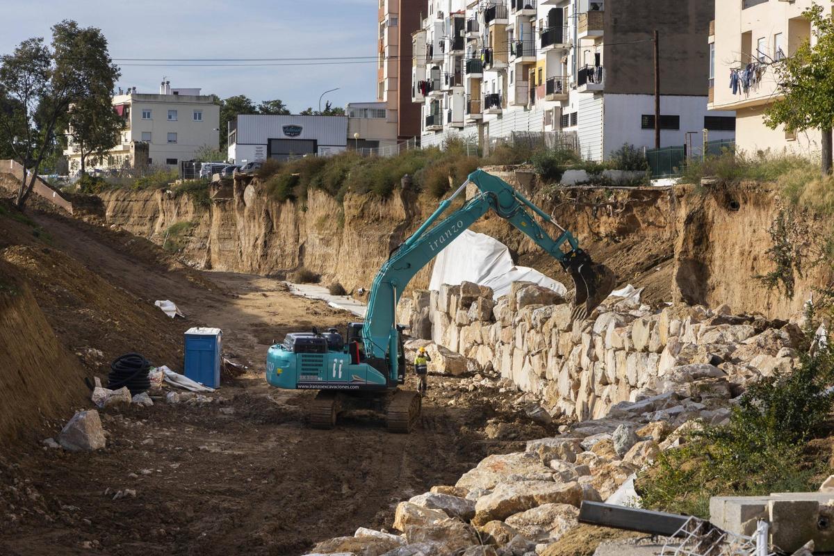 Obras de reconstrucción del barranco de Chiva un año después de la dana.