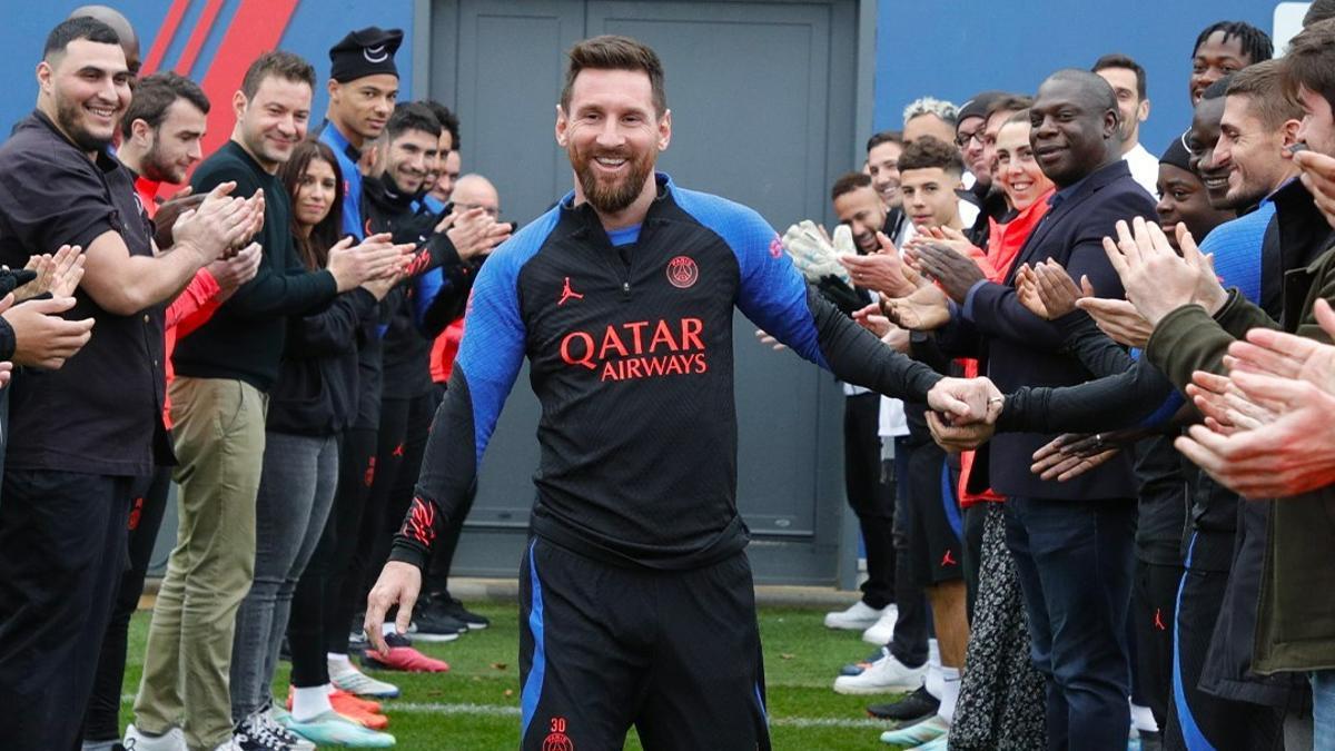 Messi entra en el campo de entrenamiento del PSG cruzando un pasillo de jugadores, técnicos y miembros del club parisino.