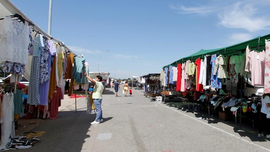 El calor vacía el mercadillo de Mérida