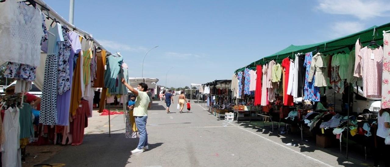 Vendedores y compradores en el mercadillo de Mérida