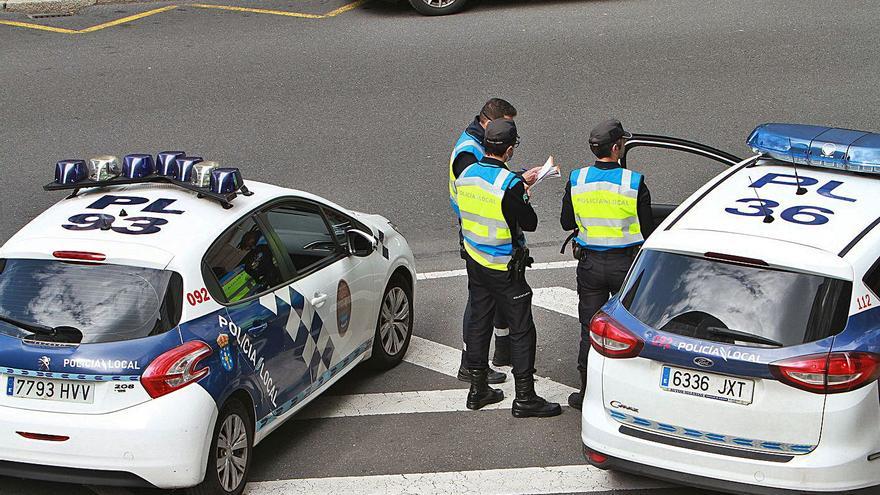 Tres agentes de la Policía Local de Ourense, durante un control. // IÑAKI OSORIO