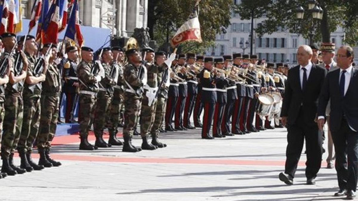 Hollande pasa revista a parte  de las tropas que han participado en el homenaje.