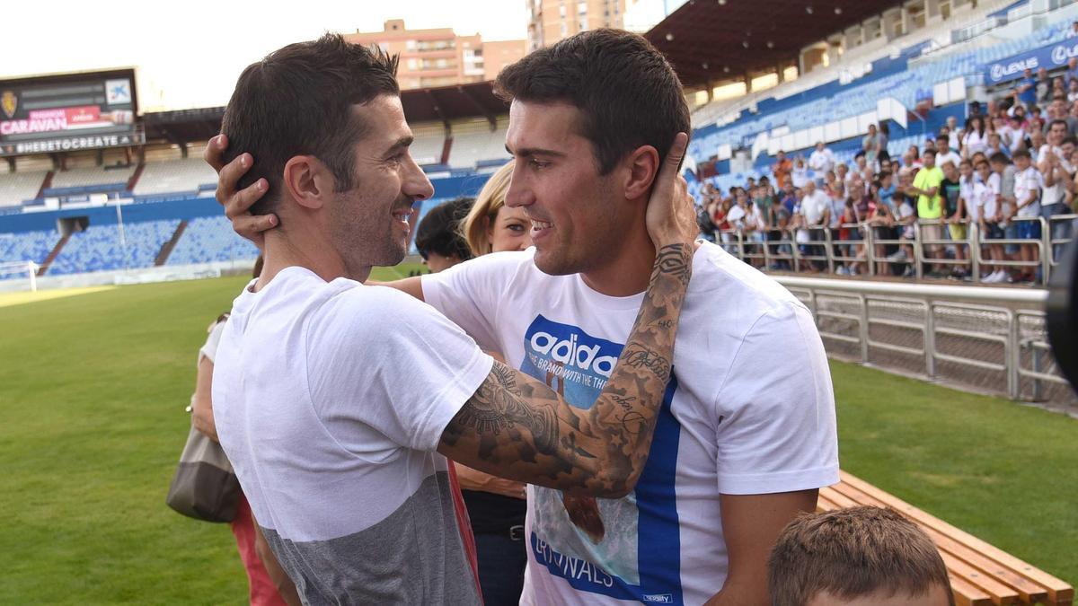 Cani y Zapater se abrazan en el acto de despedida del mediapunta del Real Zaragoza.