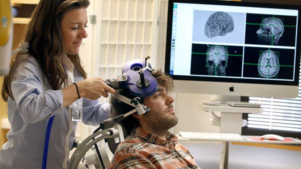 Una investigadora del Medical University of South Carolina enseña en funcionamiento de la estimulación magnética transcraneal :