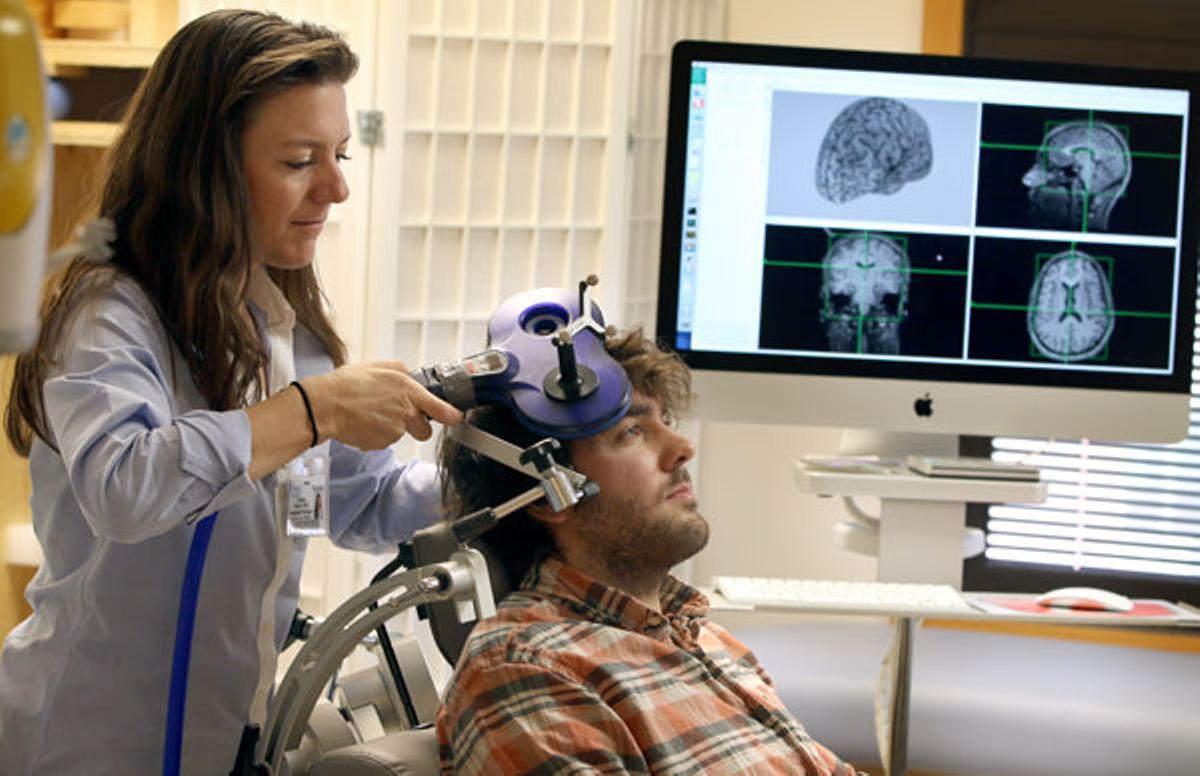 Una investigadora del Medical University of South Carolina enseña en funcionamiento de la estimulación magnética transcraneal : Una investigadora del Medical University of South Carolina enseña en funcionamiento de la estimulación magnética transcraneal :