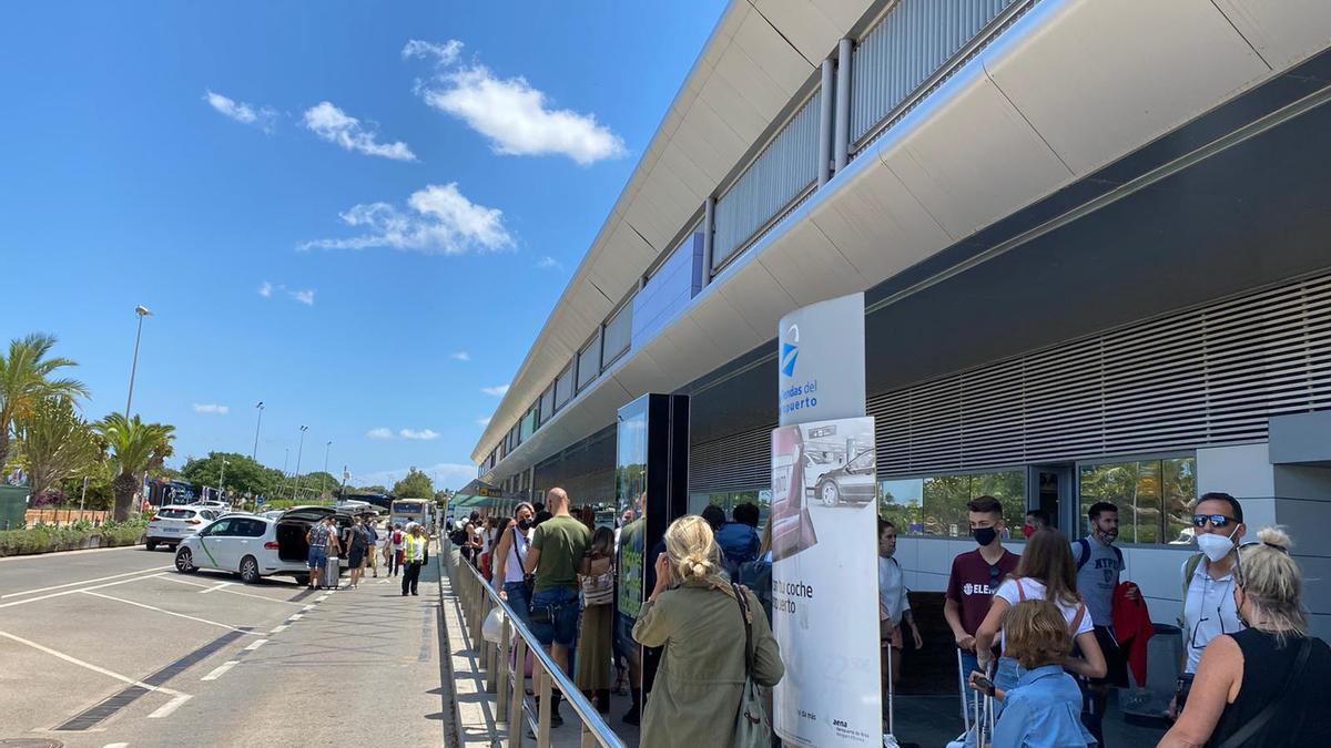 Largas colas para coger un taxi en el aeropuerto de Ibiza - Diario de Ibiza