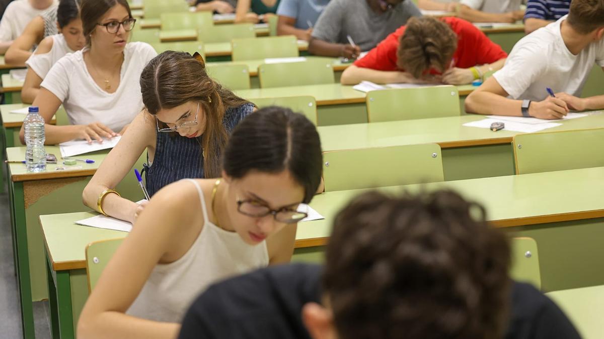 Exámenes de selectividad en la UPV, este martes.