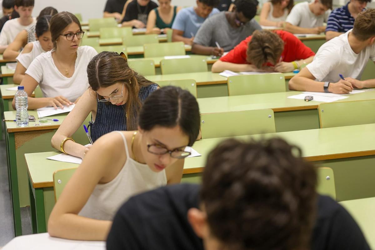 Exámenes de selectividad en la UPV, este martes.