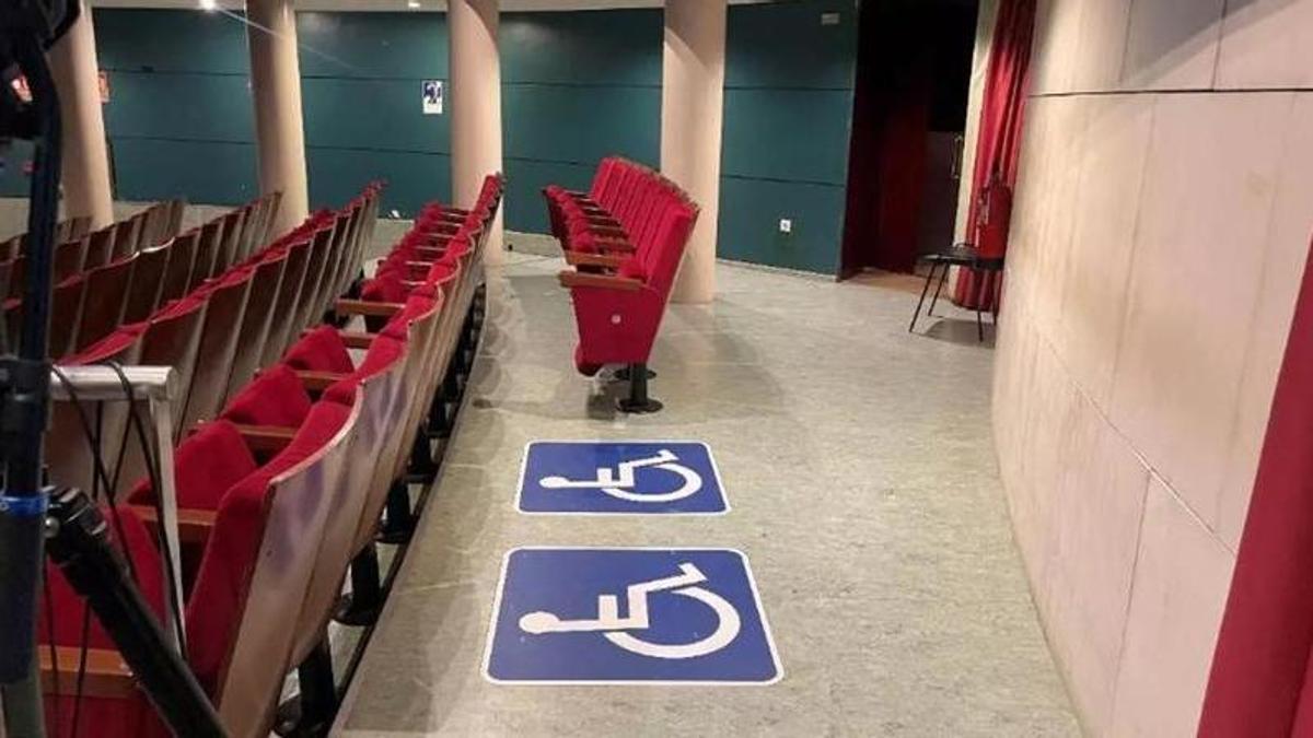 Las dos únicas plazas reservadas actualmente para personas en silla de ruedas en el teatro López de Ayala.
