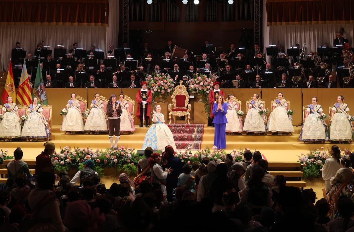 Imposición de bandas a Marta Mercader y la corte de honor infantil de las Fallas 2026