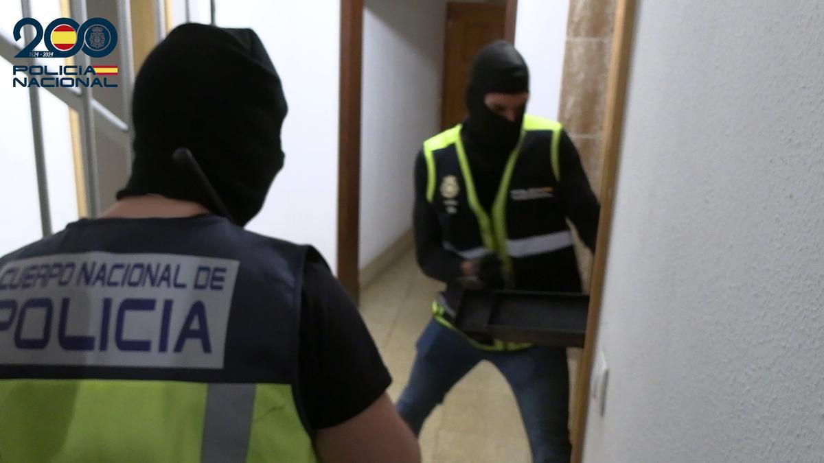 Agentes de Policía, durante uno de los registros en Palma.