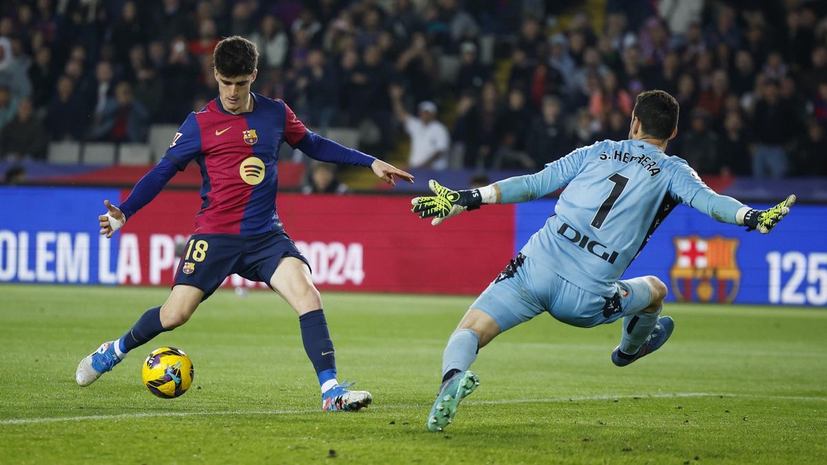 Pau Víctor, el delantero del Barça, se dispone a marcar un gol ante Sergio Herrera, el meta de Osasuna, en Montjuïc.
