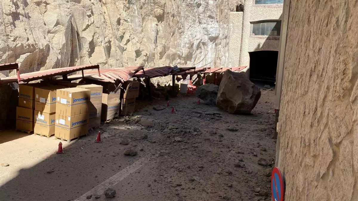 Una empresa revisa y sanea la ladera del desprendimiento de dos rocas en Amadores