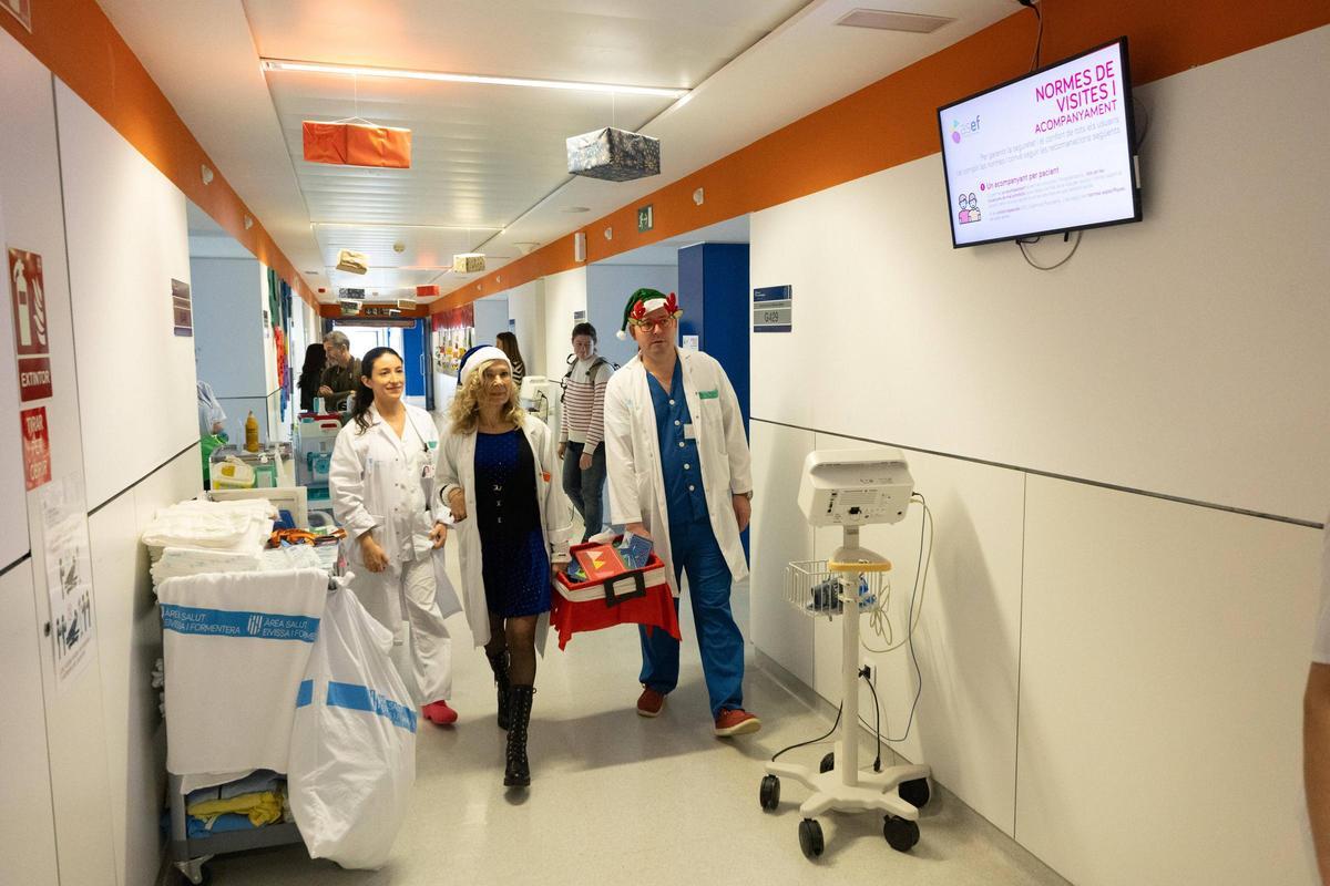 Imágenes de la entrega de felicitaciones navideñas a enfermos en el hospital Can Misses