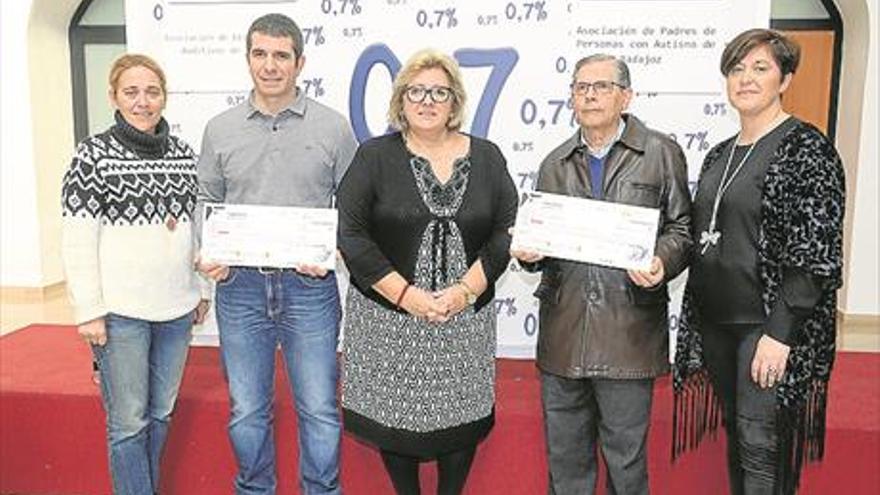 Los abogados de Badajoz entregan 4.700 euros a Apnaba y Adaba