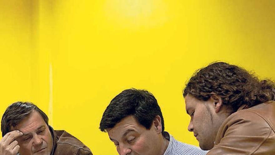 Luis Alberto López Arbesú, en el centro, durante la última asamblea de socios.