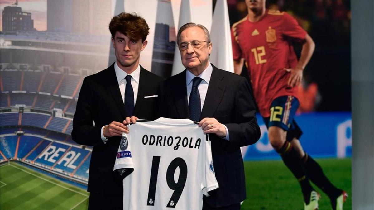 Álvaro Odriozola y Florentino Pérez durante la presentación del defensa como jugador del Real Madrid