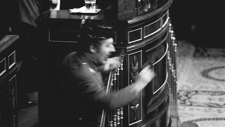 Imagen de archivo (23/02/1981) del teniente coronel de la Guardia Civil Antonio Tejero cundo irrumpió, pistola en mano, en el Congreso de los Diputados durante la segunda votación de investidura de Leopoldo Calvo Sotelo como Presidente del Gobierno. EFE/Manuel P. Barriopedro.