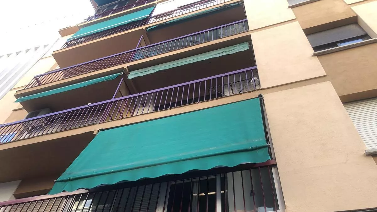 El edificio de los toldos verdes de Cáceres