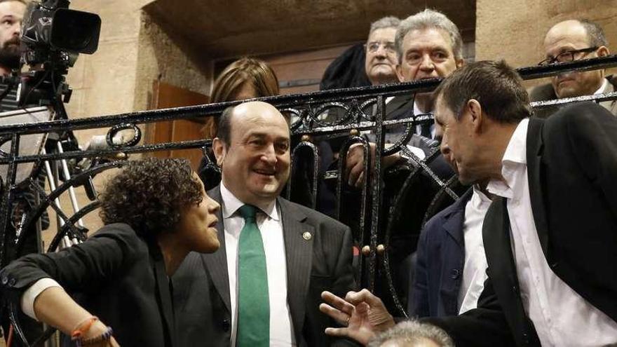 Ortuzar (centro) habla con la diputada podemita Nagua Alba y el portavoz de Bildu, Arnaldo Otegi, en la toma de posesión de Urkullu. // Efe