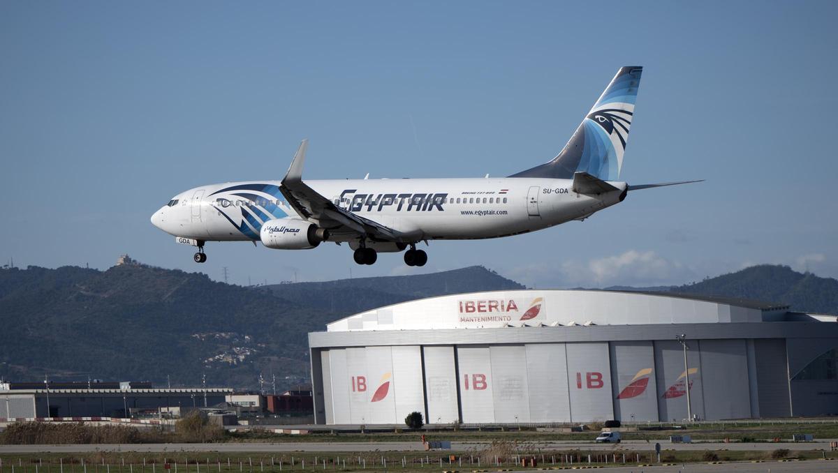 Un aparato de la compañía Egyptair aterriza en el aeropuerto Josep Tarradellas de El Prat, junto al hangar de Iberia situado en sus instalaciones, el viernes.