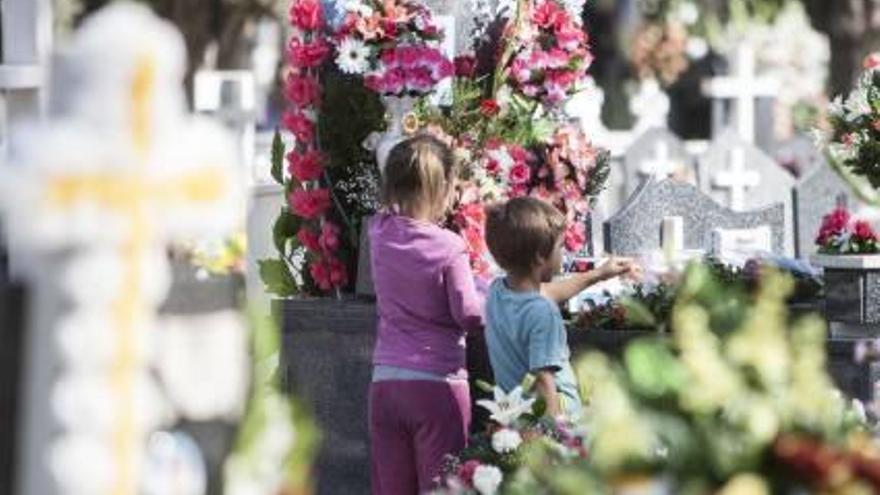 Por las diferentes calles del camposanto se pudo ver a personas mayores y también a menores.